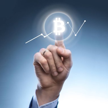 Bitcoin düğme dokunmadan iş adamı. Cryptocurrency grafik sanal ekran üzerinde. İş, finans ve teknoloji kavramı.
