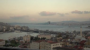 panoramik Istanbul güzel cityscape günbatımı gökyüzü, Türkiye'de uçan martı ile. Video