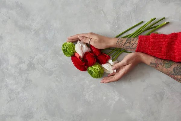 Mani Femminili Che Tengono Mazzo Fiori Colorati Ranuncoli Crisantemi Sfondo — Foto Stock