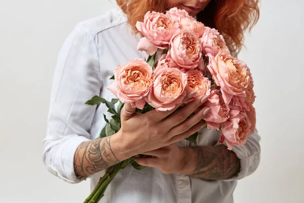 Jeune Femme Rousse Reniflant Bouquet Fleurs Ranunculus Roses Concept Saint — Photo