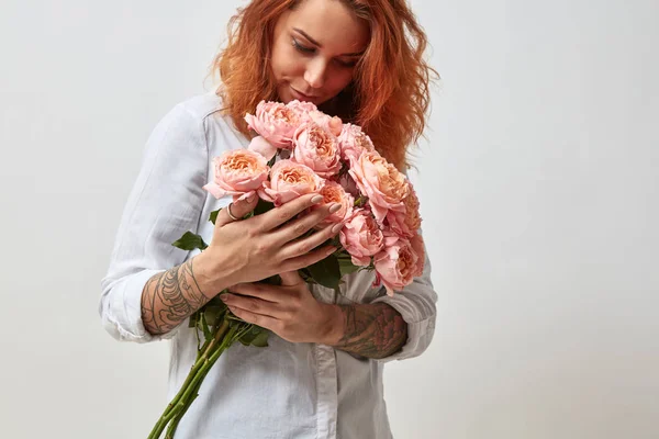 Червоноволоса Молода Жінка Нюхає Букет Рожевих Квітів Рунункулів Концепція Дня — стокове фото