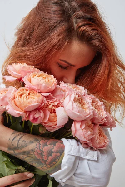 Roodharige Jonge Vrouw Snuiven Een Boeket Van Roze Rozen Het — Stockfoto