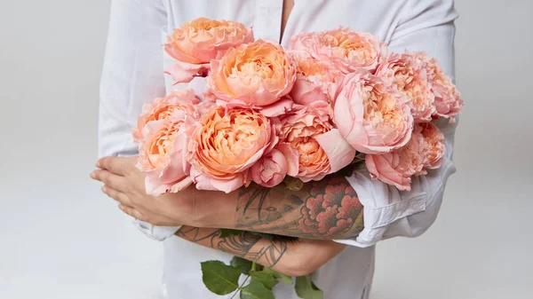 Manos Femeninas Sosteniendo Ramo Rosas Rosadas Concepto Del Día San —  Fotos de Stock