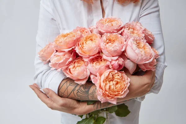 Mãos Femininas Segurando Buquê Rosas Rosa Conceito Dia Dos Namorados — Fotografia de Stock