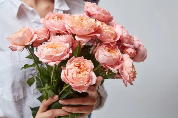 Tangan Wanita Memegang Karangan Bunga Mawar Merah Muda Konsep Hari — Stok Foto