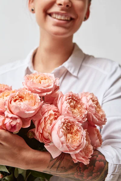 Retrato Recortado Feliz Jovem Segurando Buquê Rosas Rosa — Fotografia de Stock