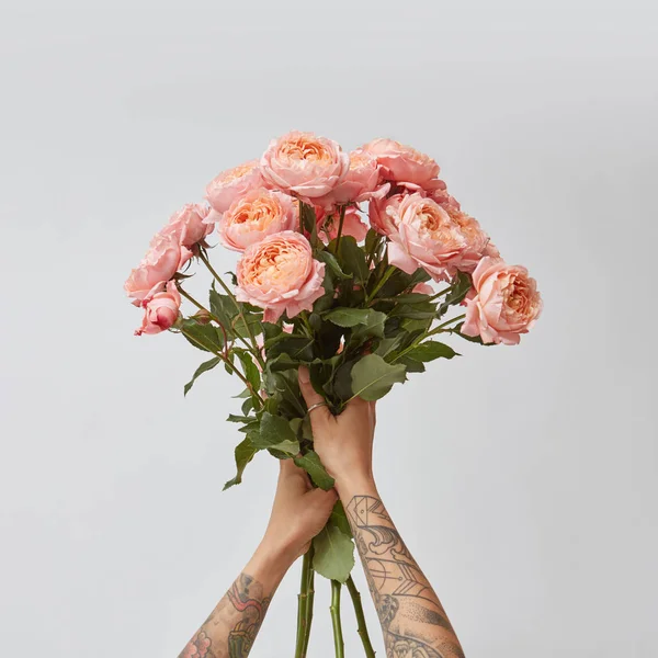 Mãos Femininas Segurando Buquê Rosas Rosa Conceito Dia Dos Namorados — Fotografia de Stock