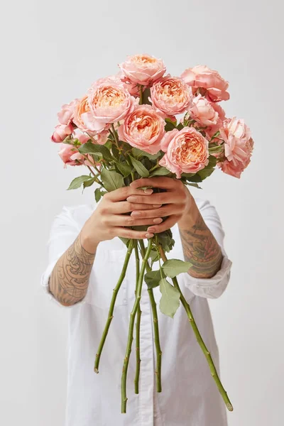 Mãos Femininas Segurando Buquê Rosas Rosa Conceito Dia Dos Namorados — Fotografia de Stock