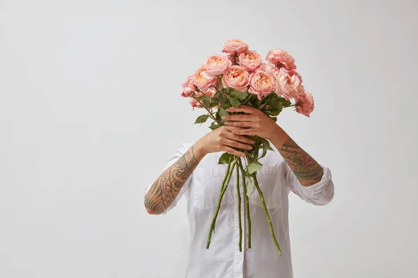 Mains Féminines Tenant Bouquet Roses Roses Concept Saint Valentin — Photo