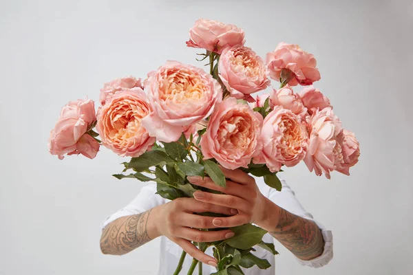 Mãos Femininas Segurando Buquê Rosas Rosa Conceito Dia Dos Namorados — Fotografia de Stock