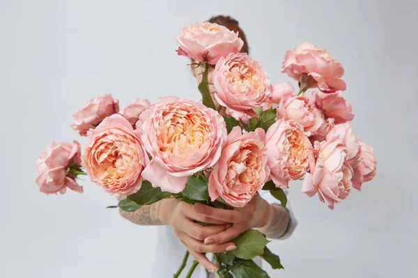 Mãos Femininas Segurando Buquê Rosas Rosa Conceito Dia Dos Namorados — Fotografia de Stock