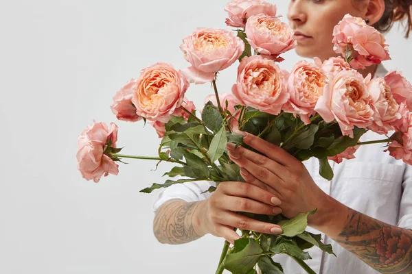 Ritratto Ritagliato Felice Giovane Donna Che Tiene Bouquet Rose Rosa — Foto Stock