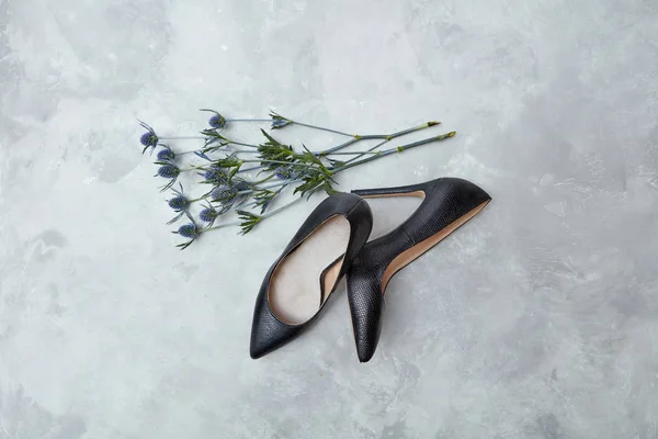 Κομψά Μαύρα Γυναικεία Παπούτσια Και Μπουκέτο Μπλε Λουλούδια Γκρίζο Φόντο — Φωτογραφία Αρχείου