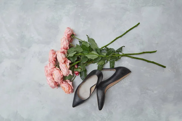 Κομψά Μαύρα Γυναικεία Παπούτσια Και Ανθοδέσμη Ροζ Τριαντάφυλλα Γκρίζο Φόντο — Φωτογραφία Αρχείου