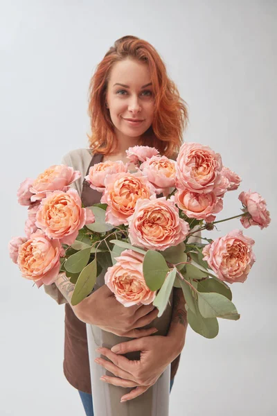 Jeune Femme Rousse Tenant Vase Avec Bouquet Roses Concept Boutique — Photo