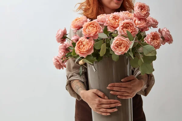 Femme Tenant Vase Avec Bouquet Roses Roses Concept Boutique Fleurs — Photo