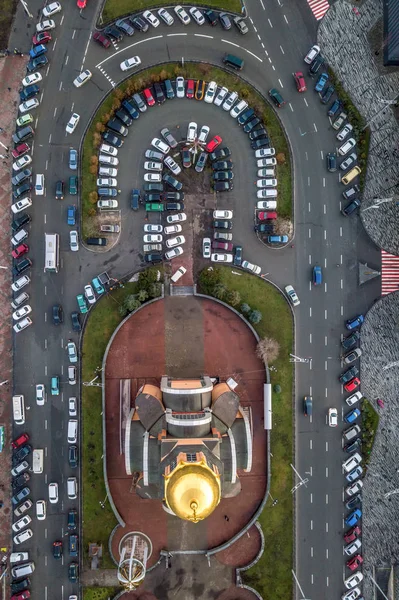 Straat Met Vele Geparkeerde Auto Kleine Kerk Met Een Luchtfoto — Stockfoto