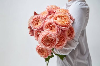 Pembe gül buketi tutan kadının fotoğrafını kırpılmış