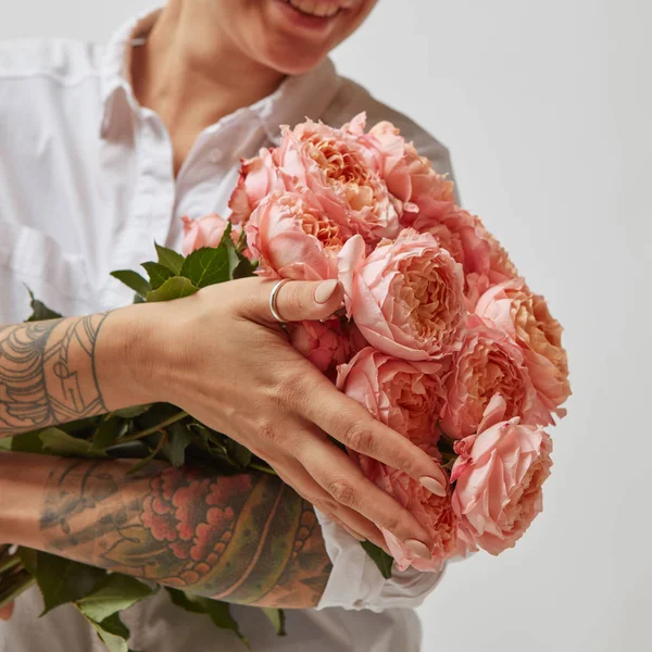 Bijgesneden Foto Van Vrouw Met Boeket Roze Rozen — Stockfoto