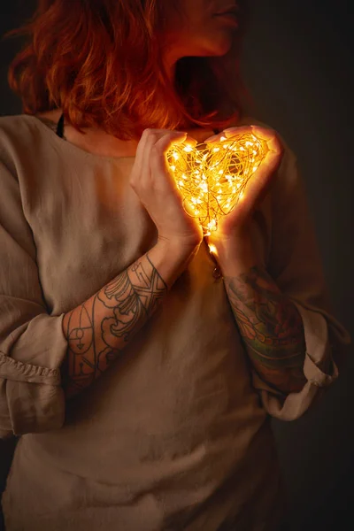 Mujer Sosteniendo Guirnalda Eléctrica Forma Corazón Luces Navidad Sobre Fondo —  Fotos de Stock