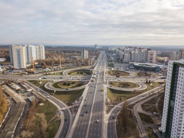 Kiev, Ukrayna. - Ocak 11,2018: Kiev şehir ve otoyol kavşağı üzerinde havadan görünümü