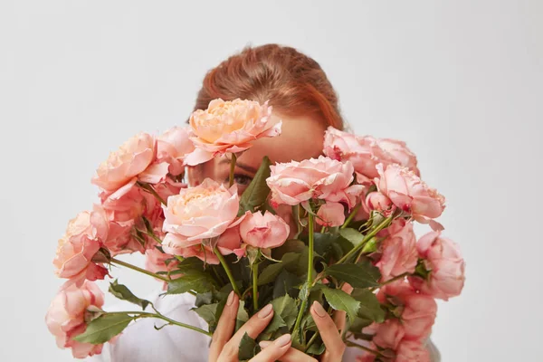 Jeune Femme Rousse Tenant Bouquet Roses Sur Fond Gris Couvrant — Photo