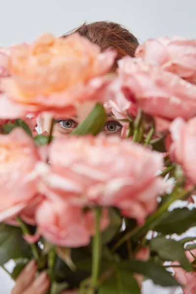 Mladá Žena Držící Kytice Dívat Skrz Růžové Růže Matka Den — Stock fotografie