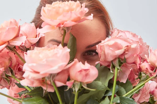 Jovem Mulher Segurando Buquê Olhando Através Rosas Rosa Conceito Dia — Fotografia de Stock