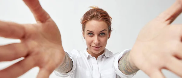 Retrato Jovem Mulher Feliz Com Mãos Abertas Estendidas Para Abraçar — Fotografia de Stock