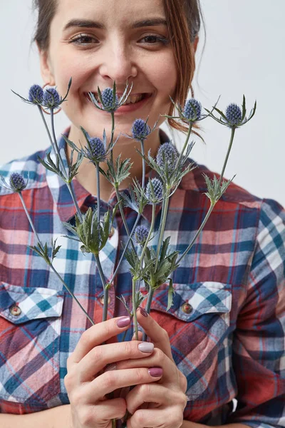 Jonge Vrouw Met Boeket Verse Eringium Bloemen Grijze Achtergrond Mother — Stockfoto