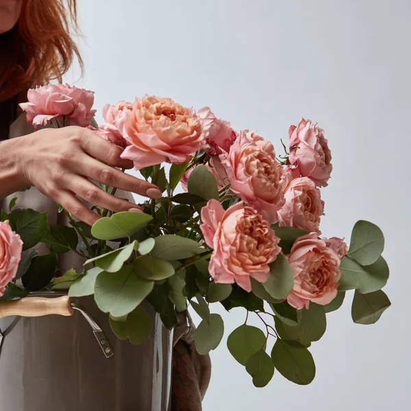 Jovem Mulher Avental Segurando Vaso Com Buquê Rosas Rosa Conceito — Fotografia de Stock