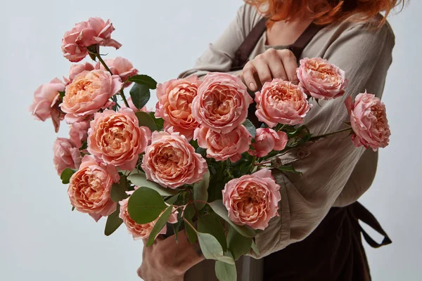 Jonge Vrouw Met Boeket Van Roze Ranunculus Bloemen Concept Van — Stockfoto