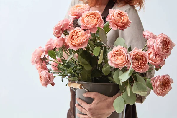 Jeune Femme Dans Tablier Tenant Vase Avec Bouquet Roses Roses — Photo