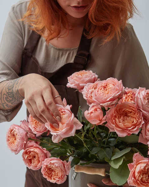 Fiatal Vöröshajú Kötény Gazdaság Csokor Rózsaszín Rózsa Váza Virág Üzlet — Stock Fotó