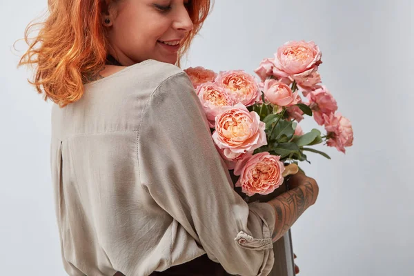Ruda Młoda Kobieta Trzyma Bukiet Kwiatów Jaskier Różowy Pojęcie Walentynek — Zdjęcie stockowe