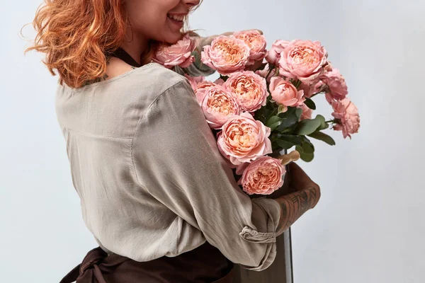 ピンクのラナンキュラスの花の花束 バレンタインの日の概念を保持している赤い髪の若い女性 — ストック写真