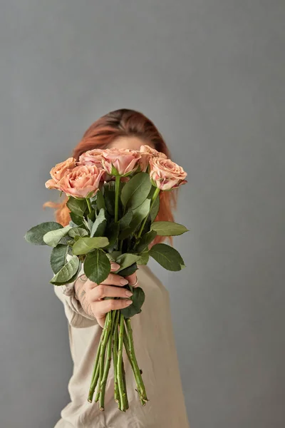 Jovem Ruiva Segurando Buquê Rosas Cappuccino Contra Fundo Cinza Cobrindo — Fotografia de Stock