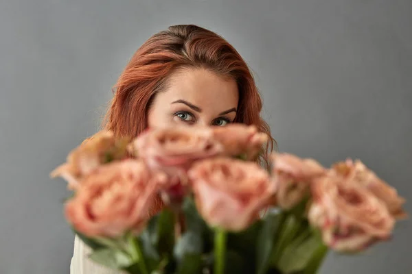 Young Red Haired Woman Holding Bouquet Cappuccino Roses Grey Background — Stock Photo, Image