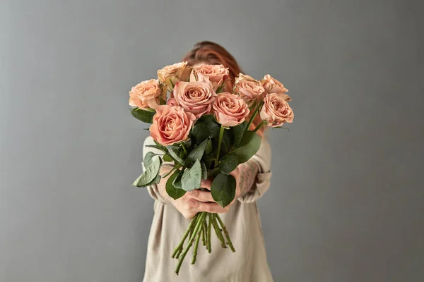 Jeune Femme Rousse Tenant Bouquet Roses Cappuccino Sur Fond Gris — Photo