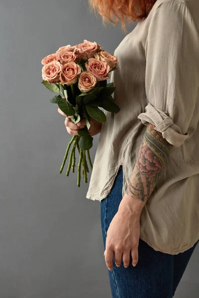 Giovane Donna Che Tiene Bouquet Rose Cappuccino Sullo Sfondo Grigio — Foto Stock