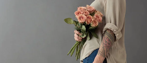 Mujer Joven Sosteniendo Ramo Rosas Capuchino Sobre Fondo Gris Concepto — Foto de Stock