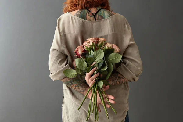Jeune Femme Tenant Bouquet Roses Cappuccino Derrière Son Dos Concept — Photo