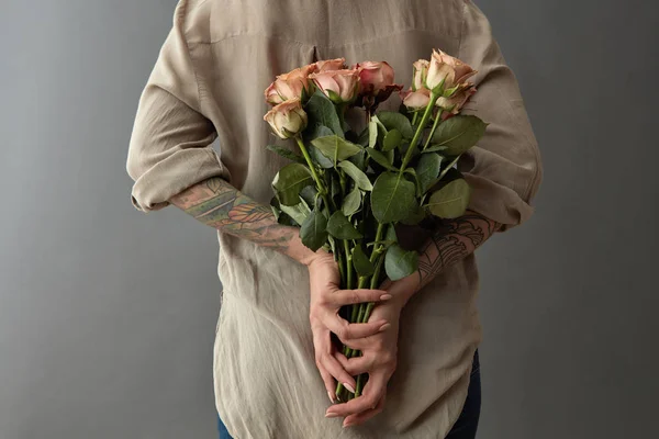 Mujer Joven Sosteniendo Ramo Rosas Capuchino Sus Espaldas Concepto Del — Foto de Stock