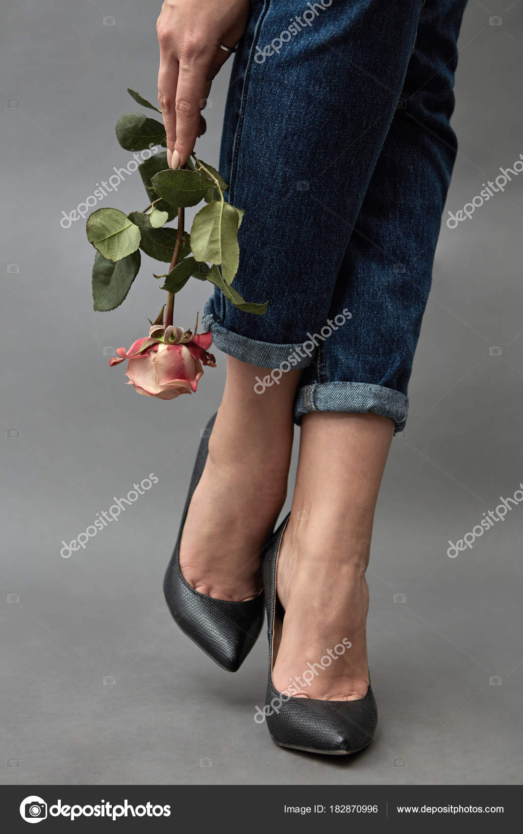 Piedini Giovane Donna Jeans Scarpe Nere Che Tiene Colore