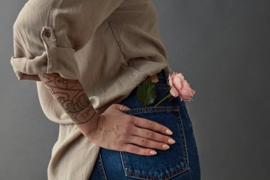 Mavi Jeans ile pembe kadın arka cep gri arka plan, anneler günü, Sevgililer günü kavramı karşı yükseldi