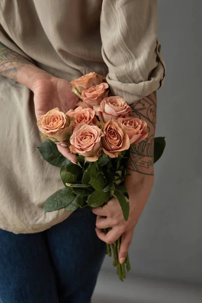 カプチーノ母の日概念彼女の後ろにバラの花束を持つ若い女性 — ストック写真