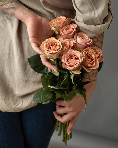 Jovem Mulher Segurando Buquê Rosas Cappuccino Nas Costas Conceito Dia — Fotografia de Stock