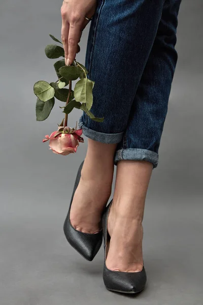 Benen Van Jonge Vrouw Jeans Zwarte Schoenen Met Roze Roos — Stockfoto