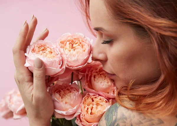 Red Haired Young Woman Sniffing Bouquet Pink Roses Concept Valentine — Stock Photo, Image