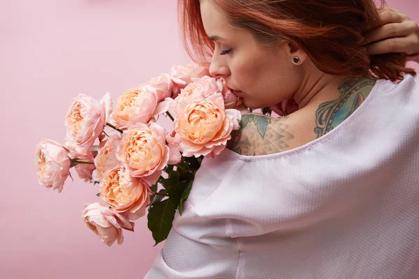 Roodharige Jonge Vrouw Snuiven Een Boeket Van Roze Rozen Het — Stockfoto